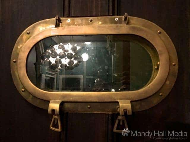 Porthole window