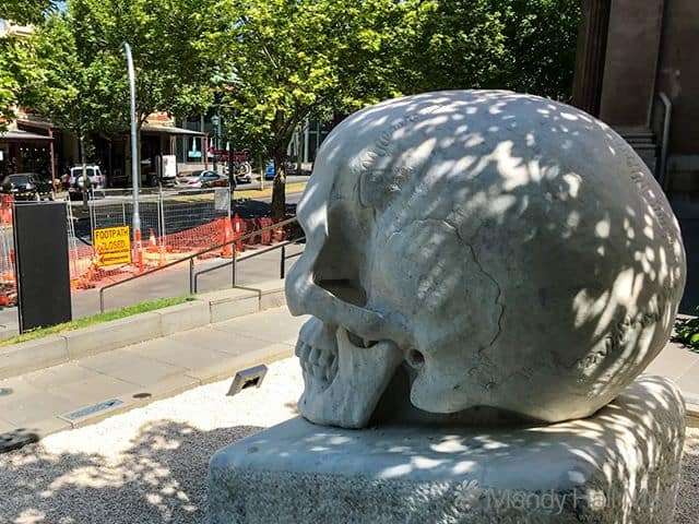 Skull outside the gallery in Bendigo⠀