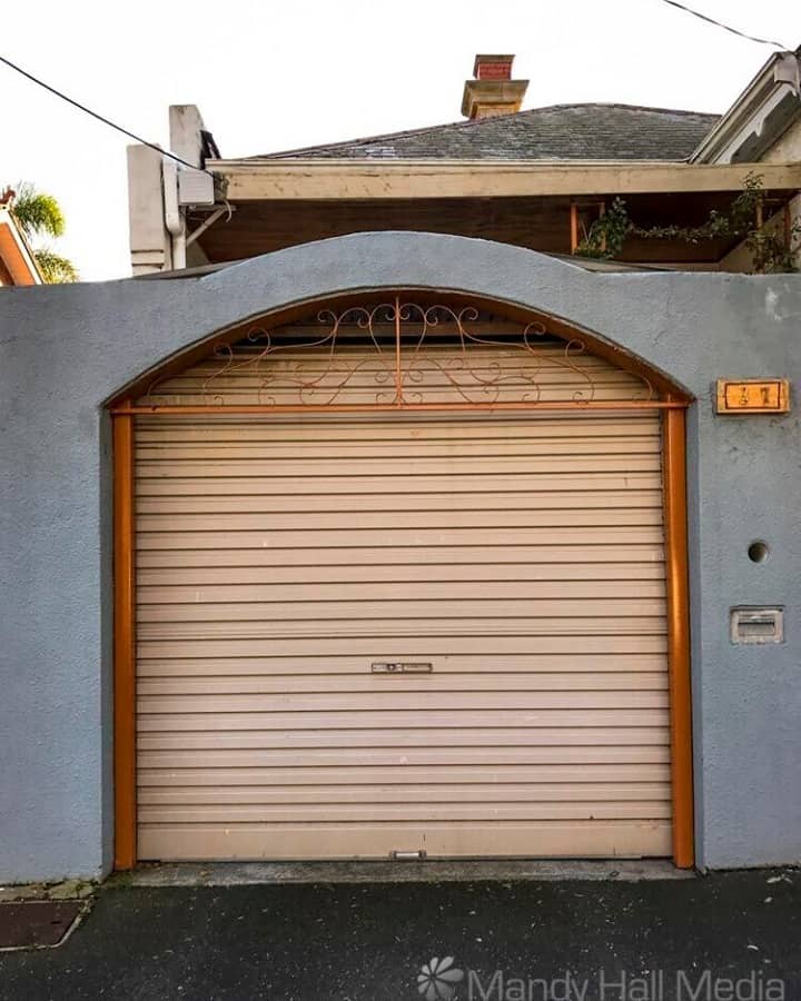 Lovely old garage. They all seem to be disappearing these days.